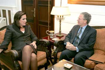 Εξαίρετη συνεργασία στις έρευνες για την επίθεση διαπίστωσαν Μπακογιάννη – Ρις