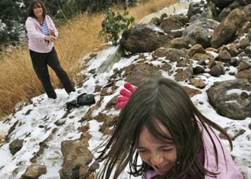 Πρωτοφανής χιονόπτωση στο… παραδοσιακά ηλιόλουστο Μαλιμπού