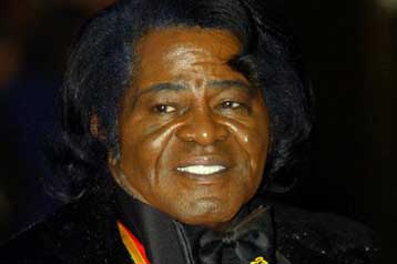 Διαμάχη για την περιουσία του Τζέιμς Μπράουν δεν «επιτρέπει» την ταφή του