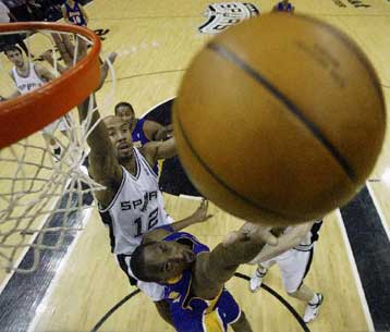Κυρίευσαν το «Alamodome» οι Λέικερς, 100-96 επί των Σπερς