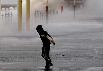 Βαριά καιρικά φαινόμενα σαρώνουν τη βόρεια Ευρώπη και αφήνουν πίσω τους θύματα