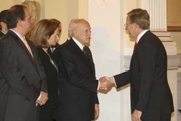 Ο ελληνικός λαός καταδικάζει την επίθεση στην πρεσβεία των ΗΠΑ, τόνισε ο Κ.Παπούλιας