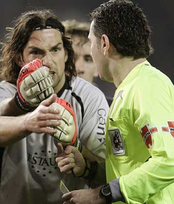 Η Ατλέτικο νίκησε την Οσασούνα των επτά παικτών, στραβοπάτησε η Σεβίλη