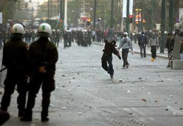 Πολιτική κόντρα με επίκεντρο τον ΣΥΝ για τη δράση των αντιεξουσιαστών