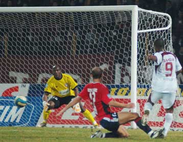 Στην εκπνοή ο Γκούγκα έσωσε την παρτίδα για την Λάρισα, 2-2 με την Κέρκυρα