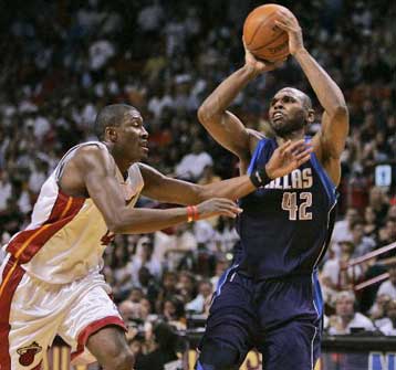 «Ρεβάνς» των Μάβερικς επί των Χιτ μέσα στο Μαϊάμι