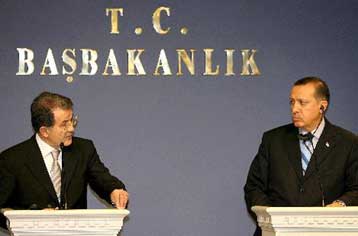 Προσήλωση στο στόχο της ένταξης στην ΕΕ ζητά από την Τουρκία ο Πρόντι