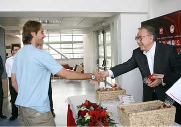 Ο Ντ Ακόλ ανανέωσε με τον Ολυμπιακό και επέστρεψε στην Κέρκυρα