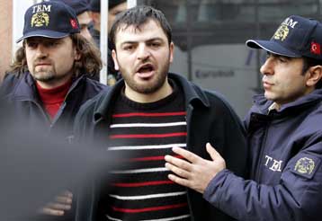 Τον Ορχάν Παμούκ φέρεται να απείλησε ο «εγκέφαλος» της δολοφονίας του Ντινκ