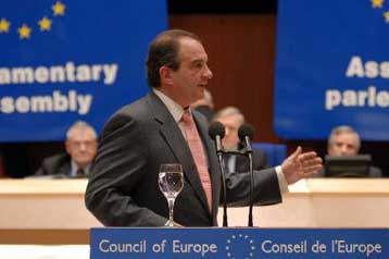 «Καθησυχαστικός» για το ενδεχόμενο πρόωρων εκλογών ο πρωθυπουργός