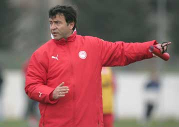 Ο Φερέρ ας βάλει μόνος του στοίχημα, απαντά ο Λεμονής