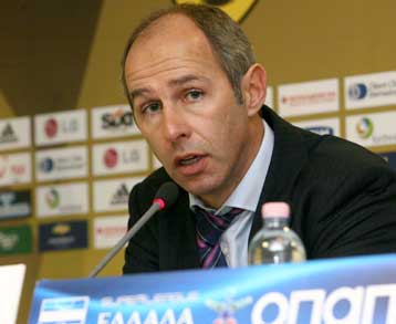 Ο Ολυμπιακός έχει πρόβλημα στην άμυνα, εκτιμά ο Μάουρερ