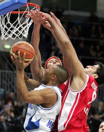 Έχασε ματς και διαφορά ο Ολυμπιακός στην Μόσχα, άγγιξε την πρόκριση ο Αρης αλλά…