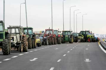 Συλλαλητήριο αγροτών στον Τύρναβο, παραμένουν τα τρακτέρ στη Χαλκιδική
