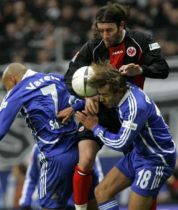 Πρώτη και περιμένει η Σάλκε μετά το 3-1 επί της Αϊντραχτ