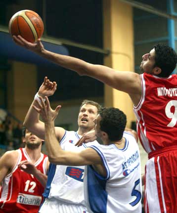 Στο Μαρούσι η έκτη εκτός έδρας νίκη του Αρη, νίκησε ο Ολυμπιακός στην Κυψέλη