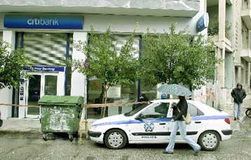 Γκαζάκια κατά οργανώσεων της ΝΔ στη Θεσσαλονίκη και τράπεζας στην Αθήνα