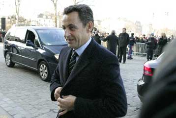 Δικαίωμα στην απεργία υπό προϋποθέσεις φέρεται να προωθεί ο Σαρκοζί