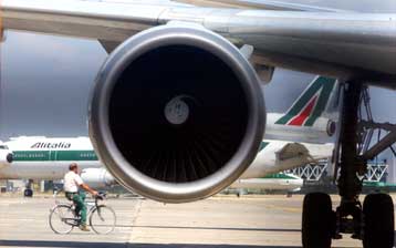 «Μνηστήρες» αναζητά η Alitalia καθώς τα χρέη της διευρύνονται