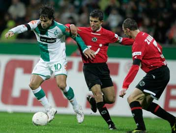 Επικίνδυνη έξοδος για Βέρντερ Βρέμης, ευκολότερο έργο για Σάλκε