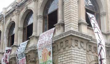 Ολιγόωρη κατάληψη αντιεξουσιαστών στο κτίριο του δημαρχείου Χανίων