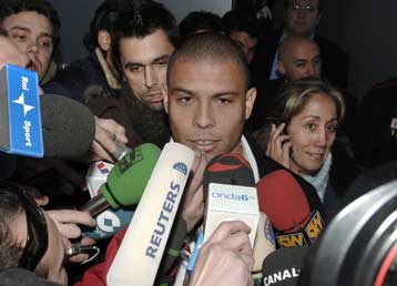 Στην Μίλαν ο Ρονάλντο, αφήνοντας υπονοούμενα για τον Καπέλο