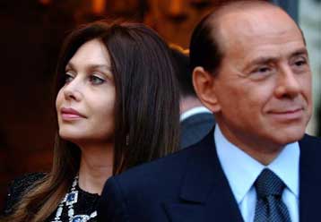 Δημόσια συγγνώμη από τον …γόη Μπερλουσκόνι ζήτησε και έλαβε η σύζυγός του Βερόνικα