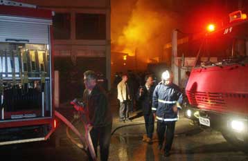 Ολονύχτια μάχη με τις φλόγες σε εργοστάσιο της βιομηχανικής περιοχής Σίνδου