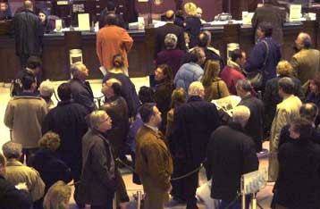 Σημαντικά εμπόδια στις λιανικές τραπεζικές υπηρεσίες διαπιστώνει η Κομισιόν