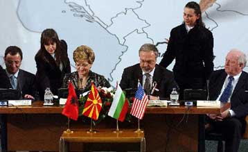 Υπογραφή συμφωνίας για την κατασκευή του πετρελαιαγωγού από το Μπουργκάς στην Αυλώνα