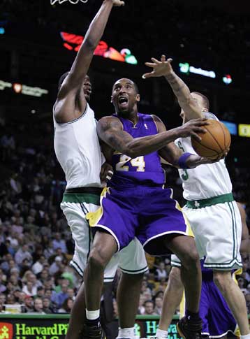 Με 43 πόντους και νίκη επί των Σέλτικς συνόδεψε την επιστροφή του ο Κόμπι Μπράιαντ