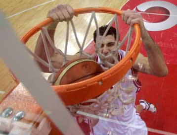 Νίκη αλλά τρίτη θέση για τον Ολυμπιακό, ήττα και πρωτιά για Παναθηναϊκό