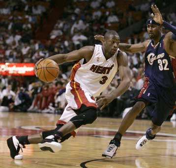 Τρις ρέκορντμαν ο Ουέιντ, οδήγησε το Μαϊάμι στη νίκη επί του Κλίβελαντ