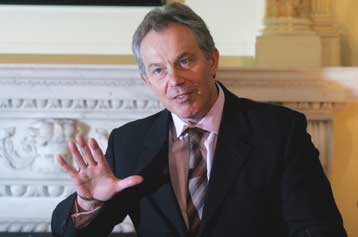 Δεν προτίθεται να παραιτηθεί εξαιτίας του οικονομικού σκανδάλου ο Τόνι Μπλερ