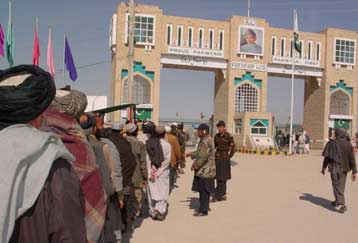 Η Βρετανία στέλνει ενισχύσεις, οι Ταλιμπάν ανακαταλαμβάνουν αφγανική πόλη