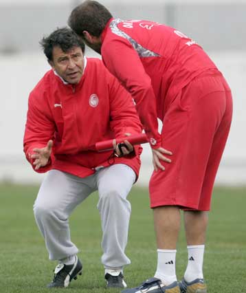 Επιστρέφει ο Ανατολάκης στην άμυνα του Ολυμπιακού, στα χαφ ο Τοροσίδης