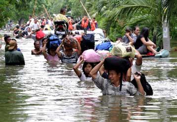 Οι πλημμύρες σαρώνουν τη Τζακάρτα, εκατοντάδες χιλιάδες οι άστεγοι