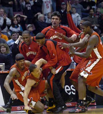 «Ζωντανοί» στο κυνήγι των πλέι οφ οι Χοκς με νίκη μέσα στο Νιου Τζέρσεϊ