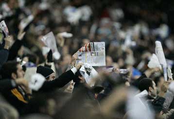 Ο Καπέλο δηλώνει ότι δεν παραιτείται παρά τις έντονες αποδοκιμασίες των οπαδών της Ρεάλ