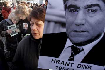 Απολύθηκαν οι αστυνομικοί που φωτογραφίζονταν με τον δολοφόνο του Ντινκ