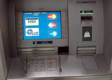 Αποκαλύφθηκε διεθνές κύκλωμα με πλαστές κάρτες αναλήψεων από ATM