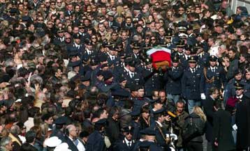 Κηδεύτηκε παρουσία πλήθους ο αστυνομικός των επεισοδίων στην Κατάνια