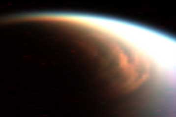 Γιγάντιο οργανικό σύννεφο καλύπτει το βόρειο πόλο του Τιτάνα