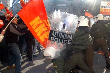 Κόντρα ΚΚΕ – κυβέρνησης για τα επεισόδια κατά τη συνάντηση Κακλαμάνη – Ρις