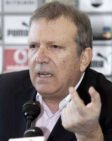 Οργανωμένο σχέδιο μικρής ομάδας δειλών χούλιγκαν τα επεισόδια, λέει ο Βεζυρτζής