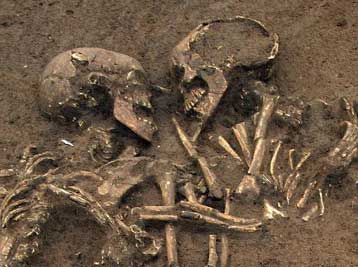 Αγκαλιασμένο ζευγάρι ηλικίας τουλάχιστον 5.000 ετών έφεραν στο φως Ιταλοί αρχαιολόγοι