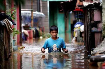Πενήντα νεκροί, 350.000 άστεγοι ο νεώτερος απολογισμός των πλημμυρών στην Τζακάρτα