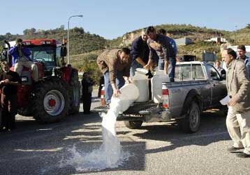 Διαμαρτυρία κτηνοτρόφων έξω από το κτίριο της ΔΕΘ