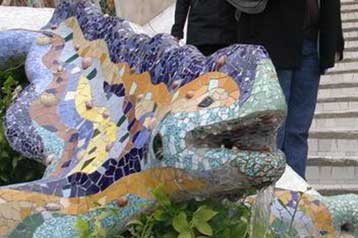 Σημαντικές ζημιές υπέστη ο δράκος του Γκαουντί στη Βαρκελώνη