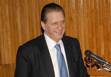 Οξύνει την αντιπαράθεση με την αντιπολίτευση και τους συνδικαλιστές ο Β.Πολύδωρας